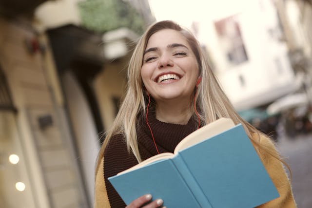 étudiante heureuse d'être dans une bonne école de communication comme Narratiiv