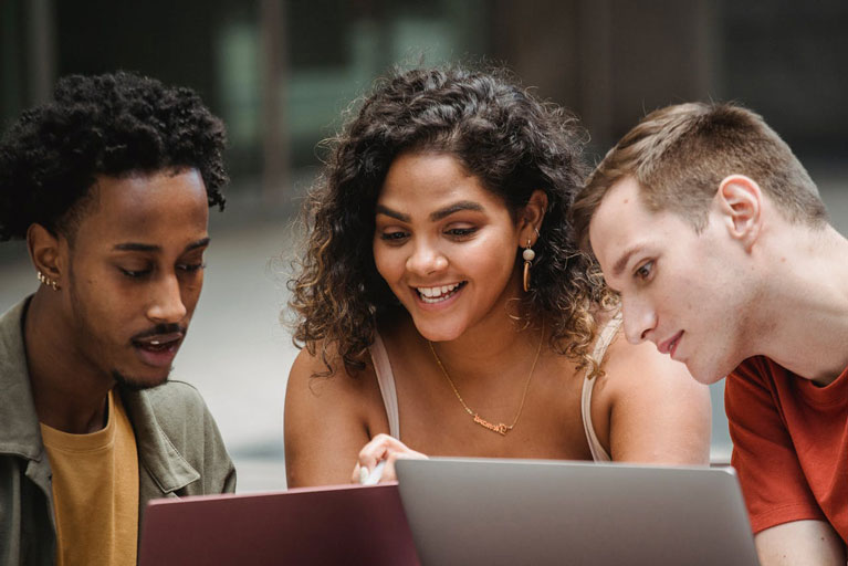 Jeunes étudiants entrain de regarder quel est le meilleur parcours en journalisme